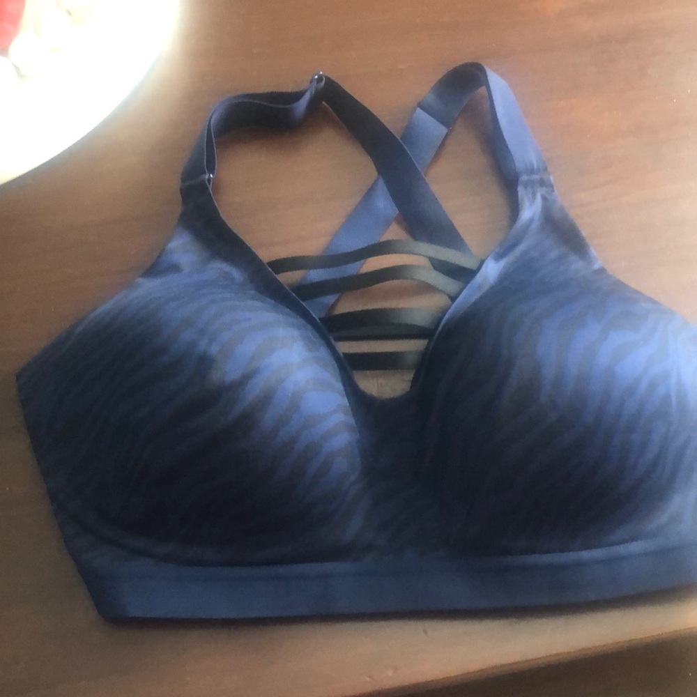 Victoria secret sports bra !!! Like New